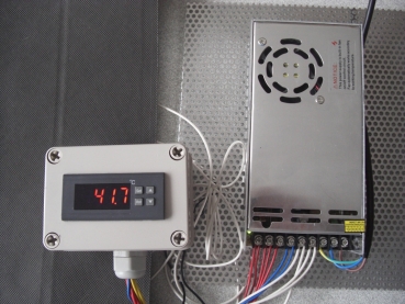 Thermostat im kleinen Gehäuse Matte mit Netzteil von Heizteufel